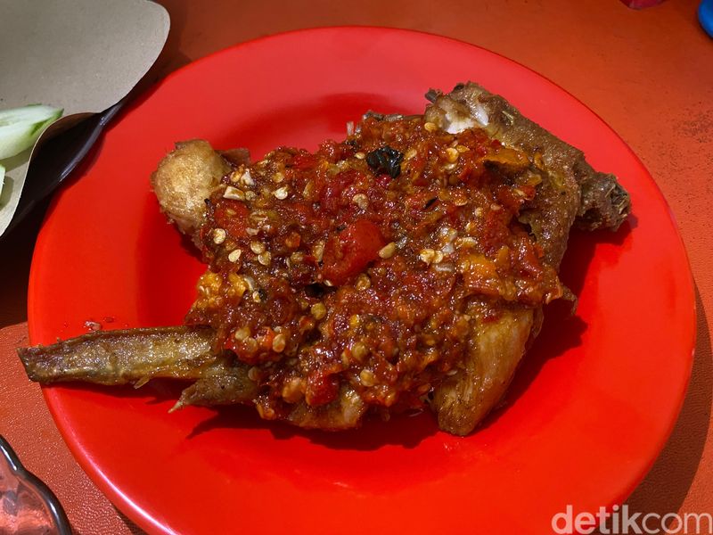 Nasi Bebek Pak Munawi; bebek goreng ala Madura berbumbu hitam dengan tambahan wijen tumbuk