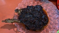 Selain potongan daging bebek, warung makan ini juga menyediakan ati ampela bebek, kepala bebek, dan pelengkap lainnya. Kamu bisa menikmatinya dengan harga Rp 5.000 - Rp 11.000. Foto: detikFood/Yenny Mustika Sari