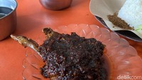 Potongan daging paha bebeknya sangat besar, digoreng sampai kering bagian luarnya. Lalu, dilumuri bumbu hitam yang pedas.  Foto: detikFood/Yenny Mustika Sari