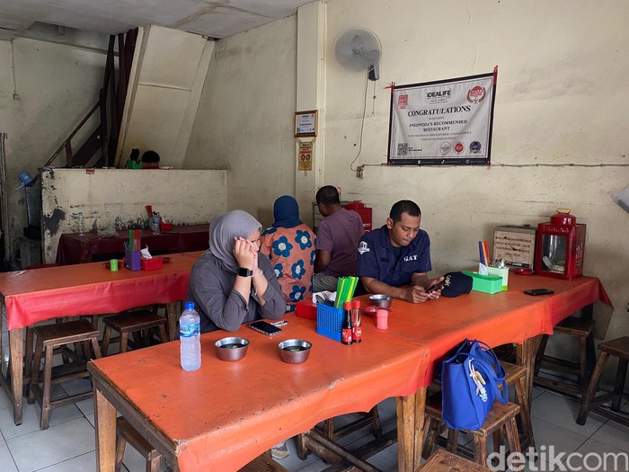 Nasi Bebek Pak Munawi Nasi Bebek Pak Munawi; bebek goreng ala Madura berbumbu hitam dengan tambahan wijen tumbuk