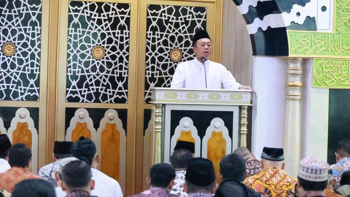 Menteri Agraria dan Tata Ruang/Kepala Badan Pertanahan Nasional (ATR/BPN), Nusron Wahid mengisi khotbah dan menjadi imam salat Jumat. Begini potretnya.