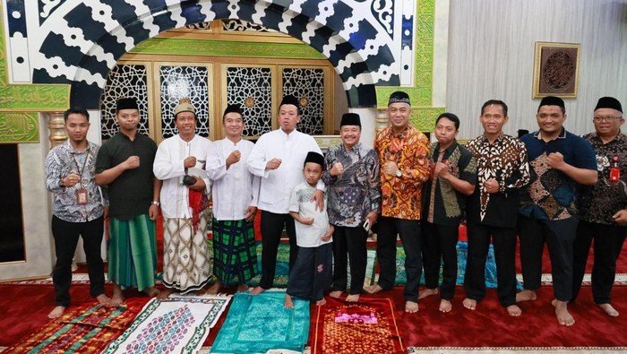 Menteri Agraria dan Tata Ruang/Kepala Badan Pertanahan Nasional (ATR/BPN), Nusron Wahid mengisi khotbah dan menjadi imam salat Jumat. Begini potretnya.