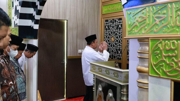 Menteri Agraria dan Tata Ruang/Kepala Badan Pertanahan Nasional (ATR/BPN), Nusron Wahid mengisi khotbah dan menjadi imam salat Jumat. Begini potretnya.