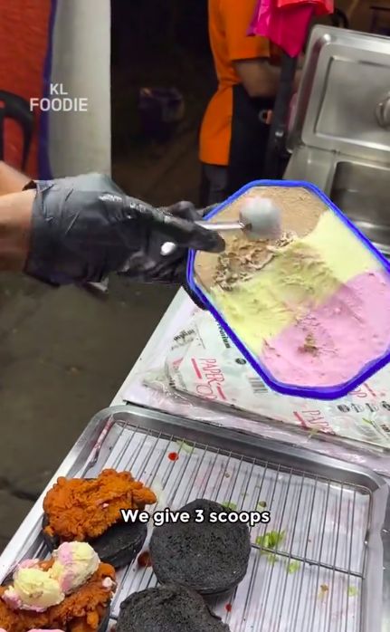 Nyeleneh! Burger Ayam Goreng Krispi Ini Dipadukan dengan Es Krim