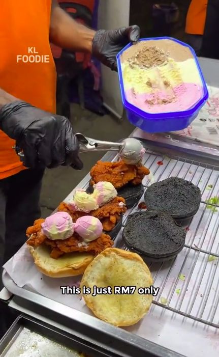 Nyeleneh! Burger Ayam Goreng Krispi Ini Dipadukan dengan Es Krim