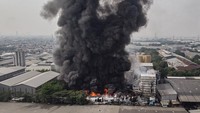 Dinas Pemadam Kebakaran dan Penyelamatan Kota Bekasi mengerahkan delapan unit mobil untuk memadamkan kebakaran tersebut. ANTARA FOTO/Dhemas Reviyanto