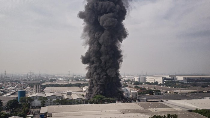Pabrik di Harapan Jaya Bekasi Kebakaran, Asap Membumbung Tinggi Foto udara saat kebakaran melanda pabrik PT Jati Perkasa Nusantara di Jalan Pondok Ungu, Medan Satria, Bekasi, Jawa Barat, Jumat (1/11/2024). Dinas Pemadam Kebakaran dan Penyelamatan Kota Bekasi mengerahkan delapan unit mobil untuk memadamkan kebakaran tersebut dan penyebab kebakaran masih dalam penyelidikan pihak terkait. ANTARA FOTO/Dhemas Reviyanto/Spt.
