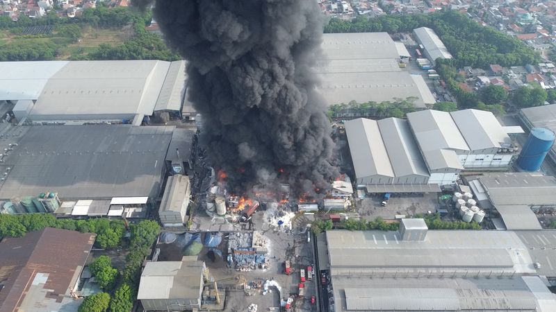 Kebakaran terjadi di wilayah pabrik kawasan Harapan Jaya Bekasi. Api itu mengeluarkan asap hitam yang membumbung tinggi.