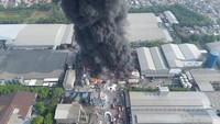 Lokasi persis kebakaran ada di Jalan Kali Abang Tengah, Kelurahan Pejuang, Kecamatan Medansatria, Kota Beksi. Informasi kebakaran diterima pihak damkar sejak pukul 06.30 WIB tadi. REUTERS/ILHAM APRIYANTO