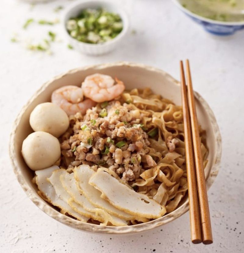 Pedas Mantap! Mie Chili Oil di Sini Pakai Bahan-bahan Premium