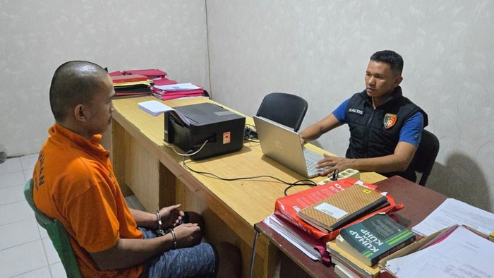 Pelaku saat BAP di kantor polisi. (Dok Polsek Langgam)