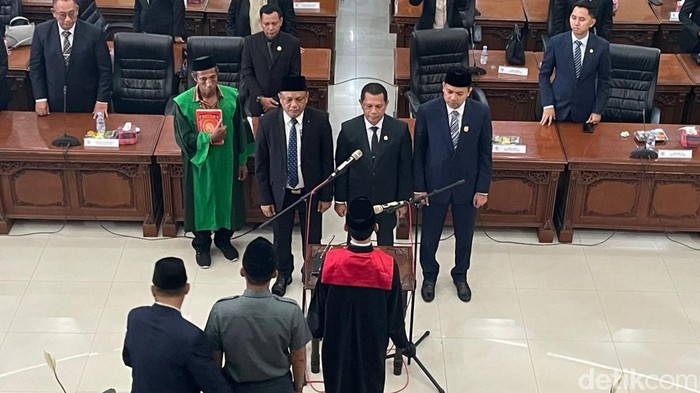 Pelantikan tiga pimpinan DPRD Kota Bima, NTB, periode 2024-2029, di aula utama kantor DPRD Kota Bima, Jumat (1/11/2024). (Foto: Rafiin/detikBali)