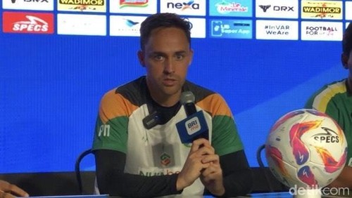 Pelatih Persebaya Paul Munste memberi keterangan pada sesi jumpa pers jelang laga lawan PSIS Semarang, Jumat (1/11/2024). Laga akan digelar besok.