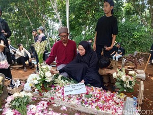 Video: Tangis Keluarga Yadi Bachman Matta Band di Pemakaman Sang Anak