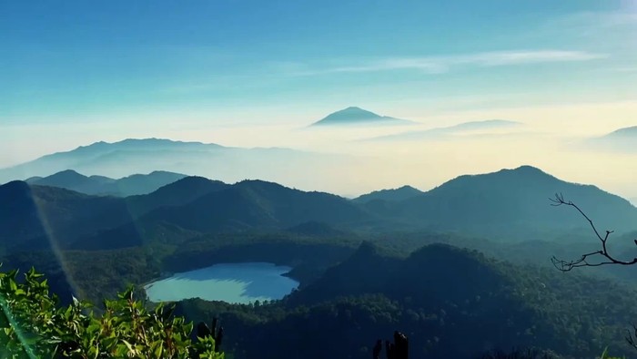 Pemandangan Talaga Bodas di punck Gunung Sagara.