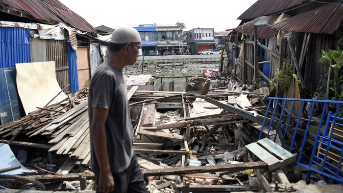 Foto udara sejumlah warga mulai membongkar rumahnya secara mandiri di bantaran Sungai Karang Mumus, Samarinda, Kalimantan Timur, Jumat (1/11/2024). Pemerintah Kota Samarinda akan melakukan pembebasan lahan sekitar 42 bangunan rumah dengan biaya kompensasi kepada pemilik bangunan rumah yang bertujuan untuk penataan kawasan bantaran sungai sebagai bagian dari program pengendalian banjir di Kota Samarinda. ANTARA FOTO/M Risyal Hidayat/foc.
