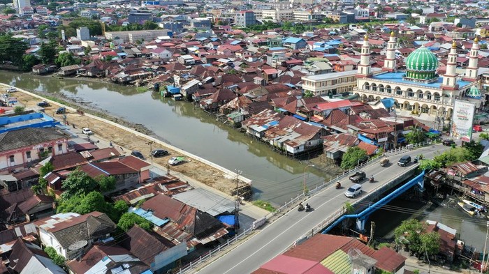 Penataan Kawasan Bantaran Sungai Karang Mumus Samarinda Foto udara sejumlah warga mulai membongkar rumahnya secara mandiri di bantaran Sungai Karang Mumus, Samarinda, Kalimantan Timur, Jumat (1/11/2024). Pemerintah Kota Samarinda akan melakukan pembebasan lahan sekitar 42 bangunan rumah dengan biaya kompensasi kepada pemilik bangunan rumah yang bertujuan untuk penataan kawasan bantaran sungai sebagai bagian dari program pengendalian banjir di Kota Samarinda. ANTARA FOTO/M Risyal Hidayat/foc.
