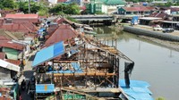 Sejumlah warga membongkar rumahnya secara mandiri di bantaran Sungai Karang Mumus, Samarinda, Kalimantan Timur, Jumat (1/11/2024).