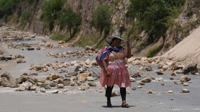 Pendukung eks Presiden Bolivia Morales bagi-bagi makanan saat melakukan aksi blokir jalan untuk hentikan proses penyelidikan Morales. ini fotonya.