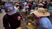 Para pendukung mantan Presiden Bolivia Evo Morales membagikan makanan saat mereka memblokade jalan di Parotani, Bolivia, Kamis (31/10/2024).