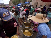 Pendukung Eks Presiden Bolivia Bagi-bagi Makanan Saat Aksi Blokir Jalan