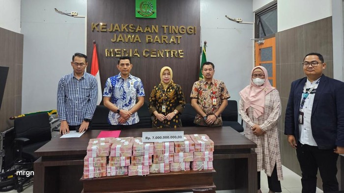 Pengembalian uang korupsi PIP Umika Bekasi Rp 7 miliar. Dalam kasus ini, Kejati Jabar menetapkan dua tersangka yaitu Rektor Umika Bekasi Sri Hari Jogja dan mantan Rektor Umika Suroyo.