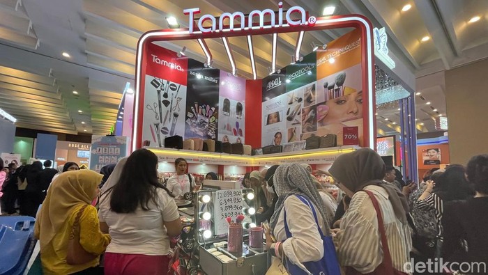 Pengunjung saat melihat aneka promo di booth MedanXBeauty 2024 di Ballroom Santika Premier Dyandra Hotel Medan. (Kartika Sari/detikSumut)