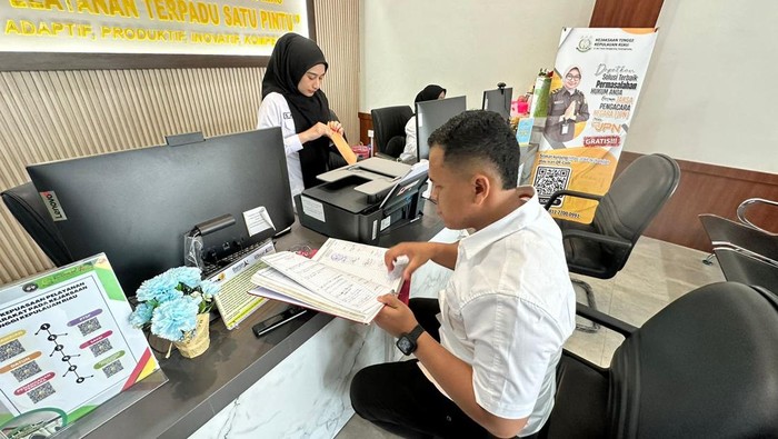 Penyidik Subdit III Tipikor Ditreskrimsus Polda Kepulauan Riau saat menyerahkan berkas ke Kejati Kepri.(Dok Ditreskrimsus Polda Kepri)