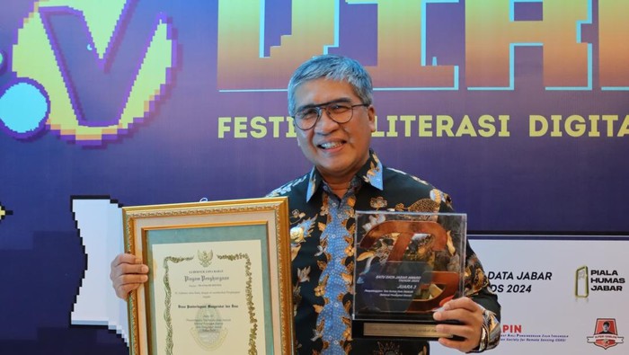 Pj Wali Kota Cimahi Terima Penghargaan di ajang Satu Data Jabar Awards (SDJA) 2024