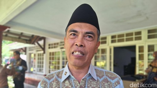 Plt Kepala Badan Kepegawaian Daerah (BKD) NTB Yusron Hadi saat diwawancarai di Mataram, Kamis (31/10/2024). (Nathea Citra/detikBali)
