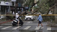 Topan super Kong-rey, seperti dilansir AFP, Kamis (31/10/2024), merupakan salah satu badai paling kuat yang mengancam Taiwan dalam beberapa tahun terakhir. 