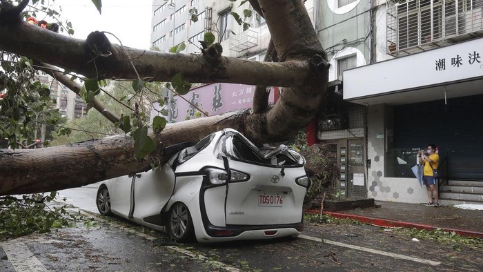 Topan Kong-rey melanda pantai timur Taiwan pada Kamis, (31/10). Badai ini mengakibatkan pohon-pohon tumbang dan mengganggu aktivitas warga.