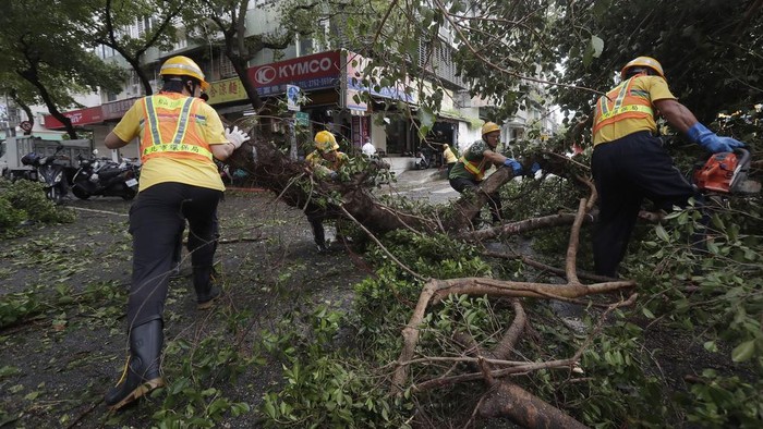Topan Kong-rey melanda pantai timur Taiwan pada Kamis, (31/10). Badai ini mengakibatkan pohon-pohon tumbang dan mengganggu aktivitas warga.