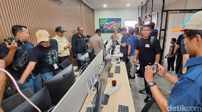 Polda Metro Jaya melakukan penggeledahan salah satu ruko di kawasan Galaxi, Kota Bekasi  (Kurniawan/detikcom).