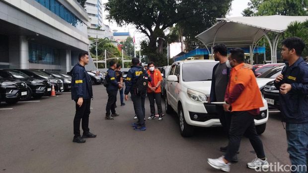 Polda Metro Jaya menggeledah kantor Kementerian Komunikasi dan Digital (Komdigi) usai menetapkan oknum pegawai Komdigi terlibat dalam kasus judi online. (Kurniawan F/detikcom)