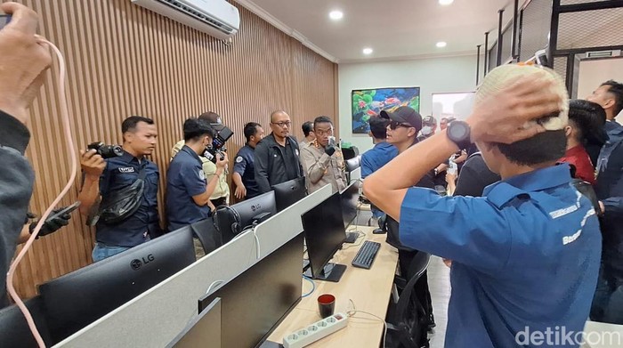 Polda Metro Jaya menggeledah rumah toko (ruko) yang dipakai tersangka kasus judi online (judol) yang melibatkan pegawai Kementerian Komunikasi dan Digital (Komdigi) (dok 20detik)