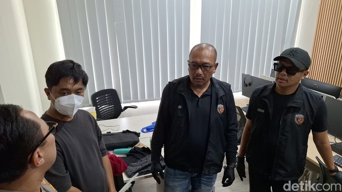Polda Metro Jaya menggeledah rumah toko (ruko) yang dipakai tersangka kasus judi online (judol) yang melibatkan pegawai Kementerian Komunikasi dan Digital (Komdigi) (dok 20detik)