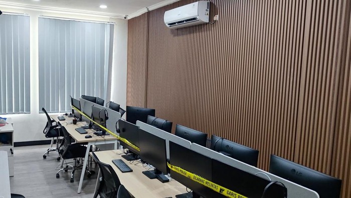 Polda Metro menggeledah salah satu ruko di kawasan Galaxy, Bekasi, yang dijadikan kantor satelit pegawai Komdigi terlibat judi online. Begini penampakannya. (dok istmewa).