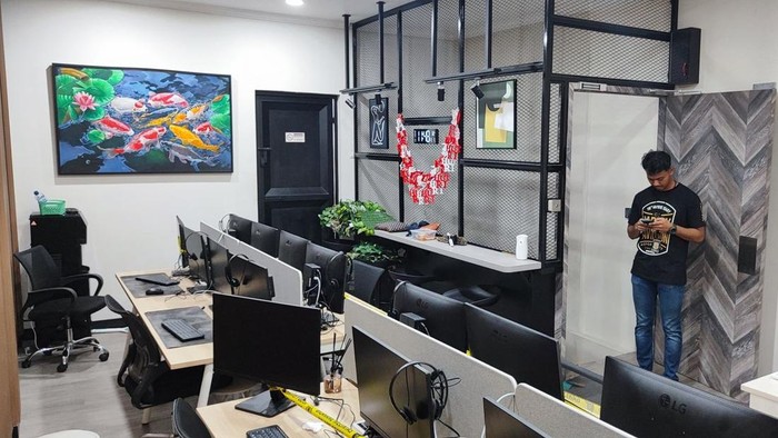 Polda Metro menggeledah salah satu ruko di kawasan Galaxy, Bekasi, yang dijadikan kantor satelit pegawai Komdigi terlibat judi online. Begini penampakannya. (dok istmewa).