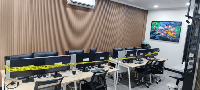 Polda Metro menggeledah salah satu ruko di kawasan Galaxy, Bekasi, yang dijadikan kantor satelit pegawai Komdigi terlibat judi online. Begini penampakannya. (dok istmewa).