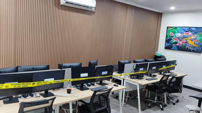 Polda Metro menggeledah salah satu ruko di kawasan Galaxy, Bekasi, yang dijadikan kantor satelit pegawai Komdigi terlibat judi online. Begini penampakannya. (dok istmewa).