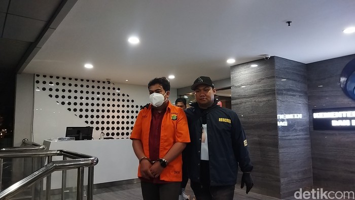 Polisi bawa 1 box kontainer berisi komputer usai geledah Komdigi