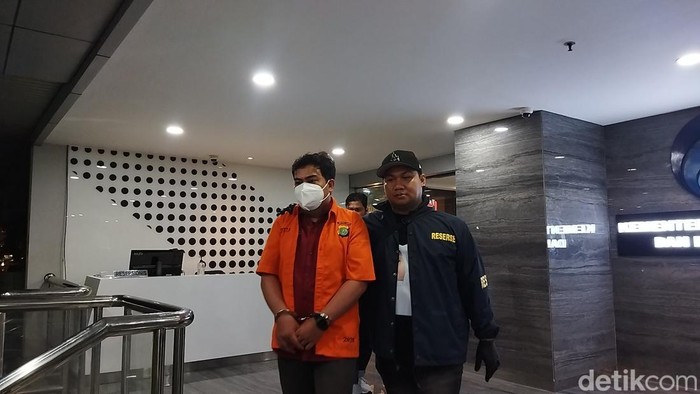 Polisi bawa 1 box kontainer berisi komputer usai geledah Komdigi