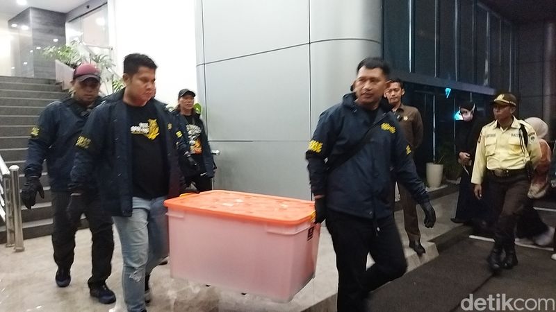 Polisi bawa 1 box kontainer berisi komputer usai geledah Komdigi