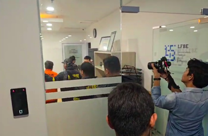 Polisi menggeledah kantor Kementerian Komunikasi dan Digital (Komdigi). Polisi juga membawa tersangka pembuka akses judi online dalam penggeledahan ini. (dok Istimewa)