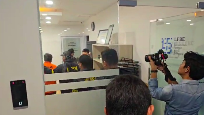 Polisi menggeledah kantor Kementerian Komunikasi dan Digital (Komdigi). Polisi juga membawa tersangka pembuka akses judi online dalam penggeledahan ini. (dok Istimewa)