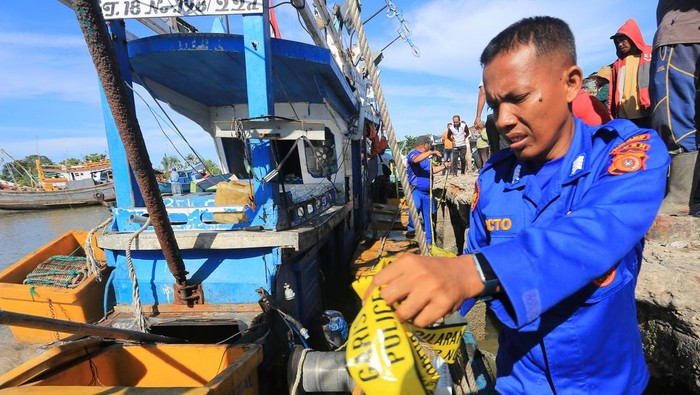 Personel Kepolisian Polres Aceh Timur menyegel dan memasang pita garis polisi pada kapal motor KM Jeddah saat tiba di Pelabuhan Perikanan Nusantara (PPN) Idi Rayeuk, Aceh Timur, Aceh, Jumat (1/11/2024). Tim Resmob Satreskrim bersama Satpolairud Polres Aceh Timur berhasil mengamankan satu unit kapal motor KM Jeddah milik warga Desa Kuala Bugak Kecamatan Peureulak yang diduga digunakan untuk mengangkut imigran etnis Rohingya dari perairan Kecamatan Padang Tiji Kabupaten Pidie menuju perairan Aceh Timur. ANTARA FOTO/Syifa Yulinnas/foc.
