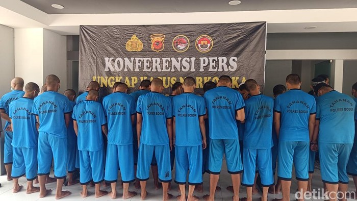 Polres Bogor meringkus 37 orang terkait penyalahgunaan narkotika berbagai jenis. Salah satunya penjual obat keras dengan sistem gendong atau berjualan keliling. (Rizky AM/detikcom)