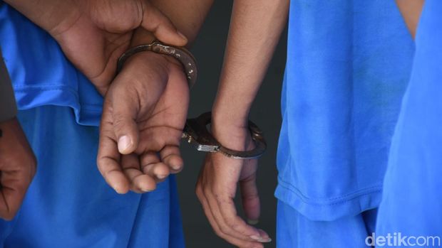 Satuan Reserse Narkoba Polres Bogor mengungkap peredaran gelap narkotika di wilayah Bumi Tegar Beriman. 37 tersangka ditangkap.