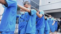 Puluhan pelaku yang semuanya merupakan pria itupun digiring oleh aparat bersenjata dengan tangan terborgol dan kepala pelontos.